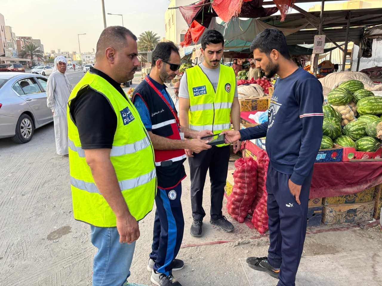 خفر السواحل تواصل حملاتها التفتيشية والتوعوية في عدد من السواحل والأسواق<